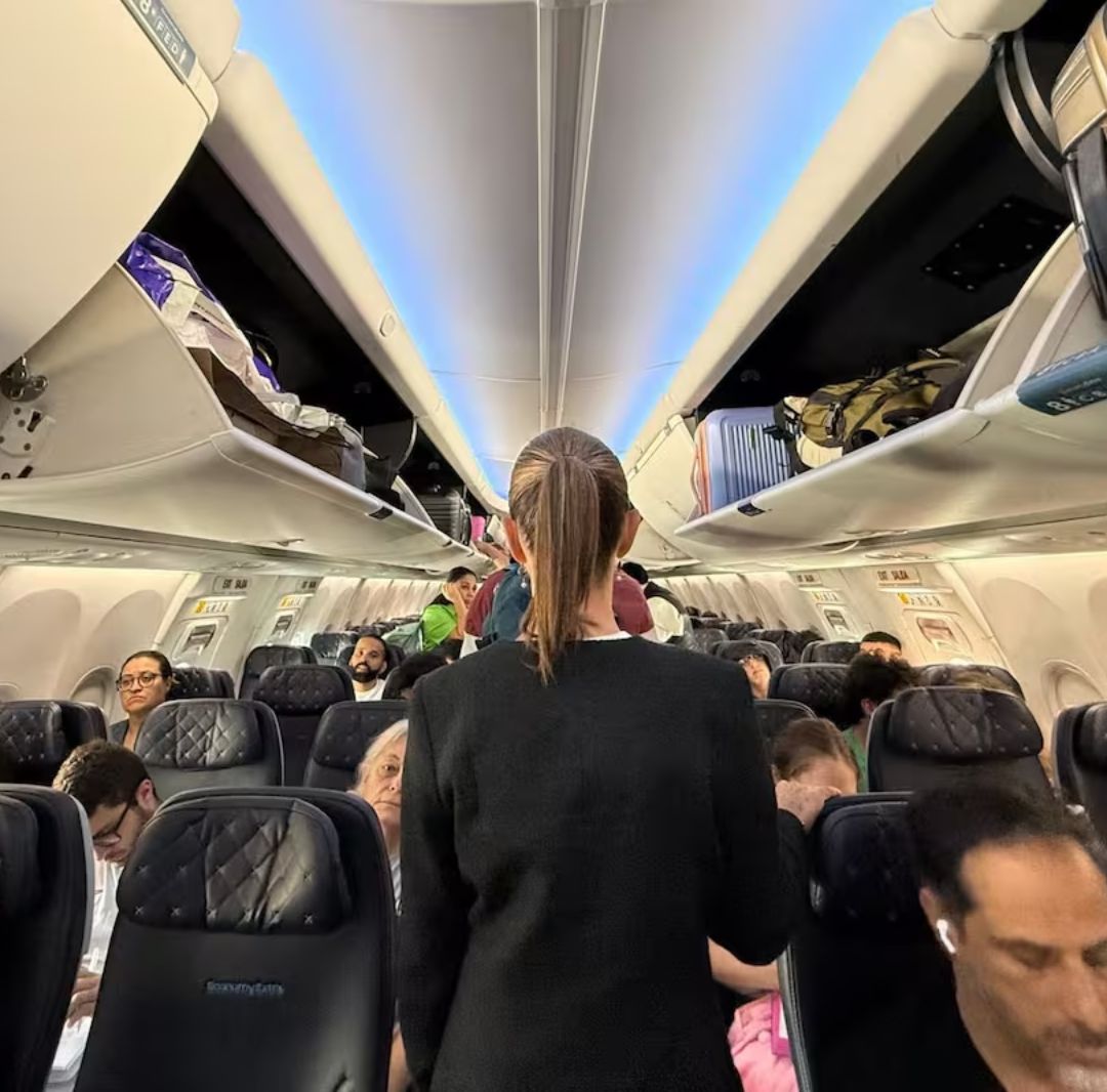 Claudia Sheinbaum en avión comercial. Foto: Gobierno de México